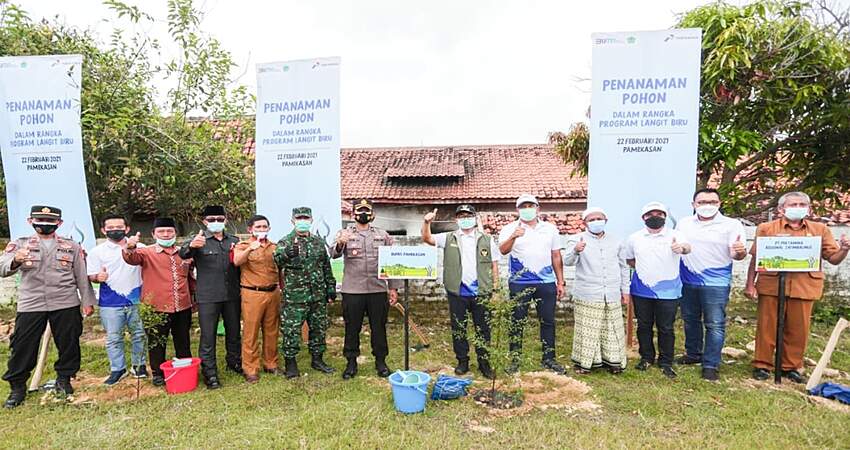 Pertamina Serahkan 6 Ratus Bibit Pohon pada Pemkab Pamekasan