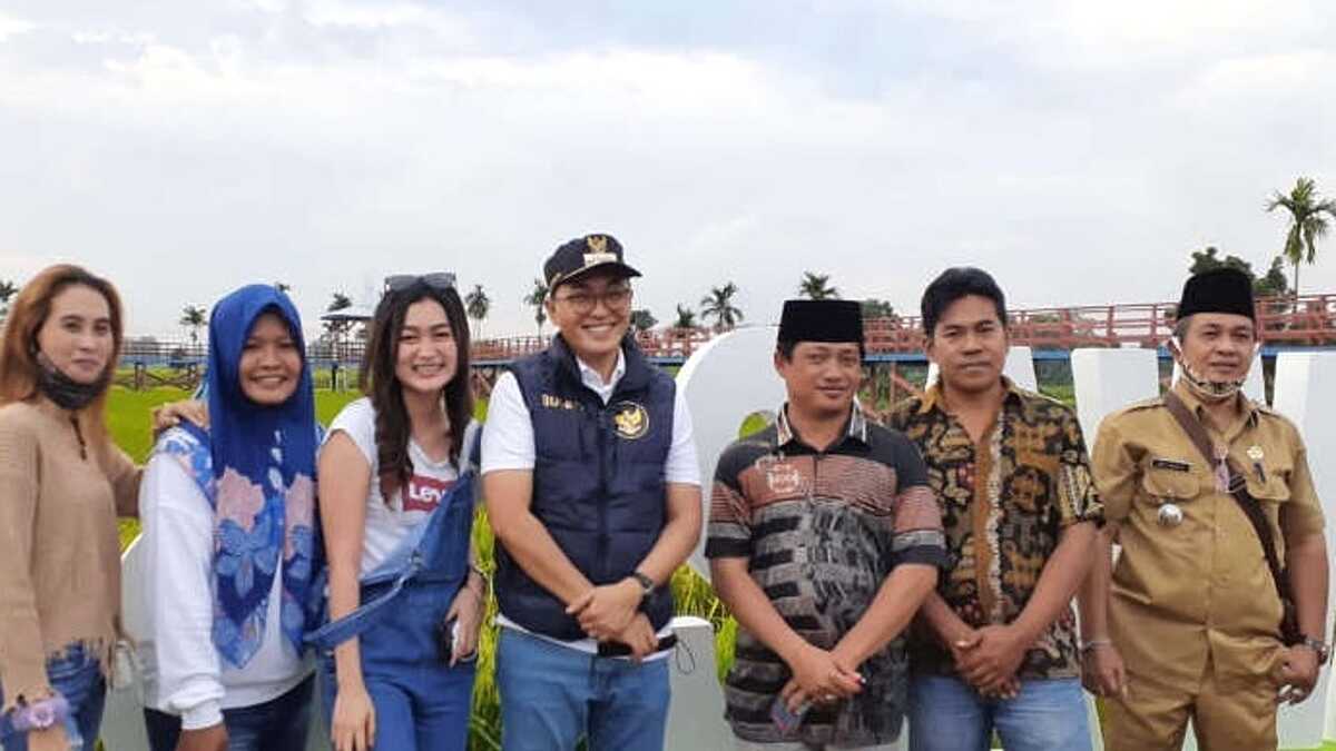 Viral Bupati Pamekasan Foto Bareng Cewek Tanpa Gunakan Masker