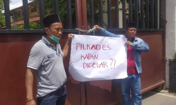 Kantor Bupati Pamekasan Disegel Massa Akibat Tuntutan Pilkades Serentak Tak Ditemui