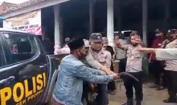 Paslon Kades Tak Lolos Verifikasi, Massa Bercelurit Rusak Fasilitas Desa Panaguan Pamekasan