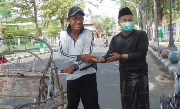 Memo X bersama IWO Pamekasan Gelar Berbagi Berkah kepada Tukang Becak dan Panti Asuhan