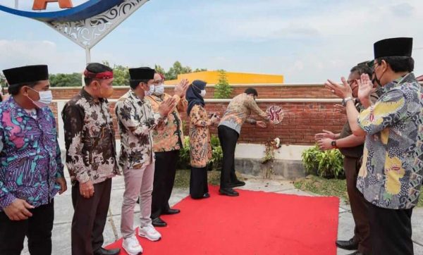 Bupati Pamekasan Resmikan Sentra Batik Desa Klampar