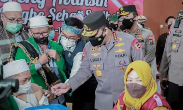 Kapolri Pantau Percepatan Vaksinasi di Bakorwil Pamekasan bersama Bupati dan Kapolres