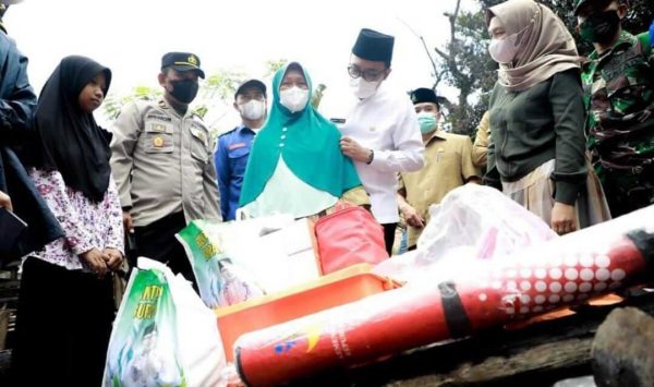 Bupati Pamekasan Beri Bantuan Sosial ke Korban Kebakaran Desa Ponteh