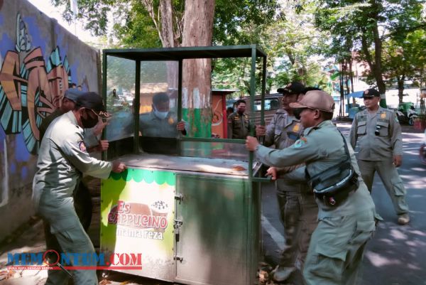 Satpol PP Pamekasan Tertibkan Gerobak PKL Tidak Bertuan