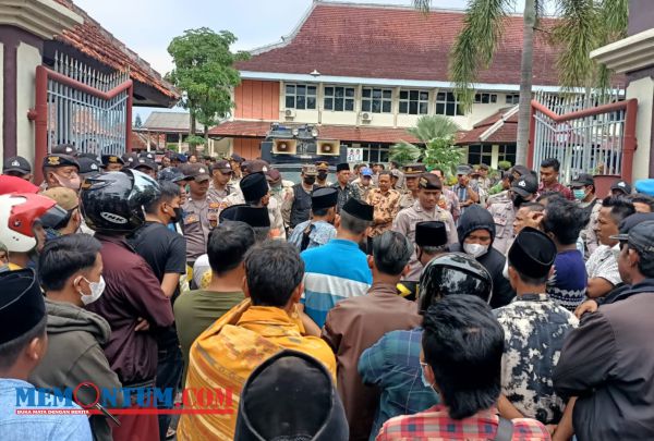 Tuntut Kejelasan Pilkades 2023, Warga Pamekasan Gelar Aksi di Depan Kantor Pemkab