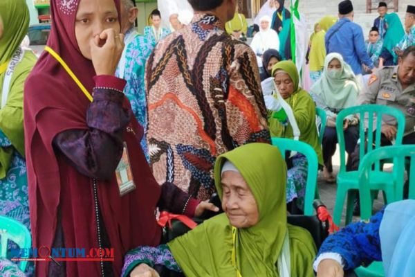 Isak Tangis Warnai Pemberangkatan Jamaah Lansia Pamekasan yang Tanpa Pendampingan