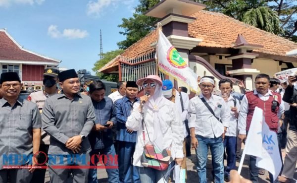 Tolak RUU Kesehatan Masuk Prolegnas, Ribuan Nakes Pamekasan Gelar Aksi di Kantor DPRD